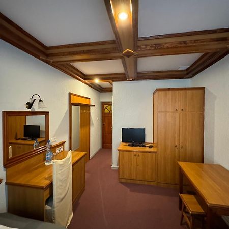 Hotel Victoria Любово Екстер'єр фото