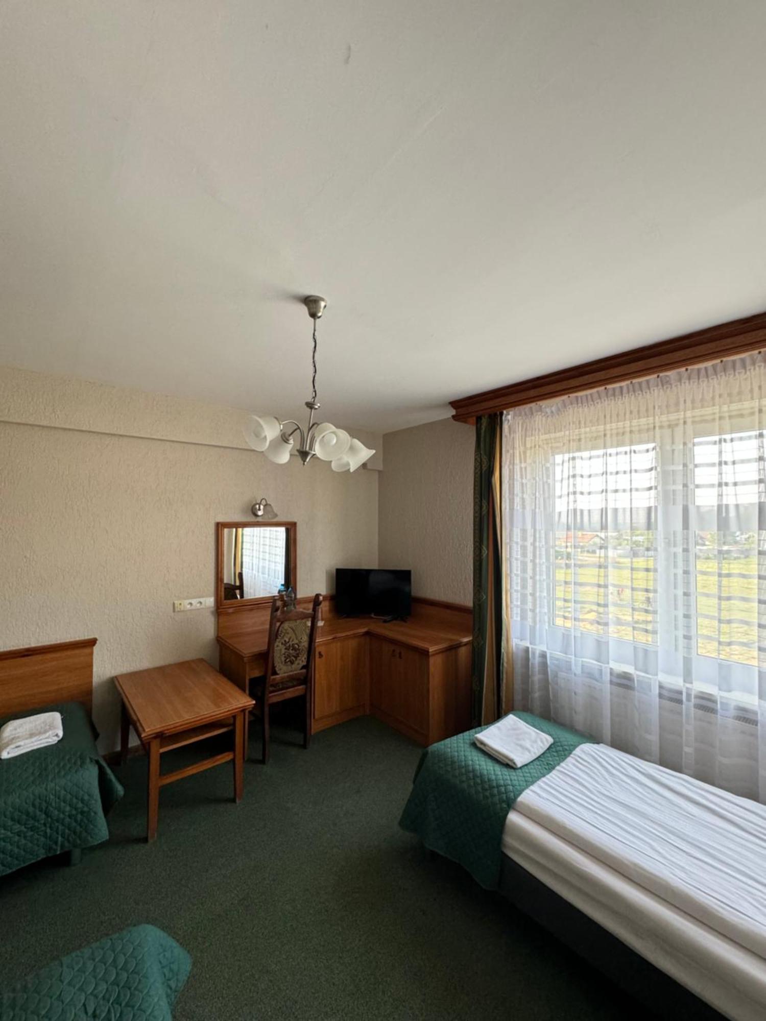 Hotel Victoria Любово Екстер'єр фото