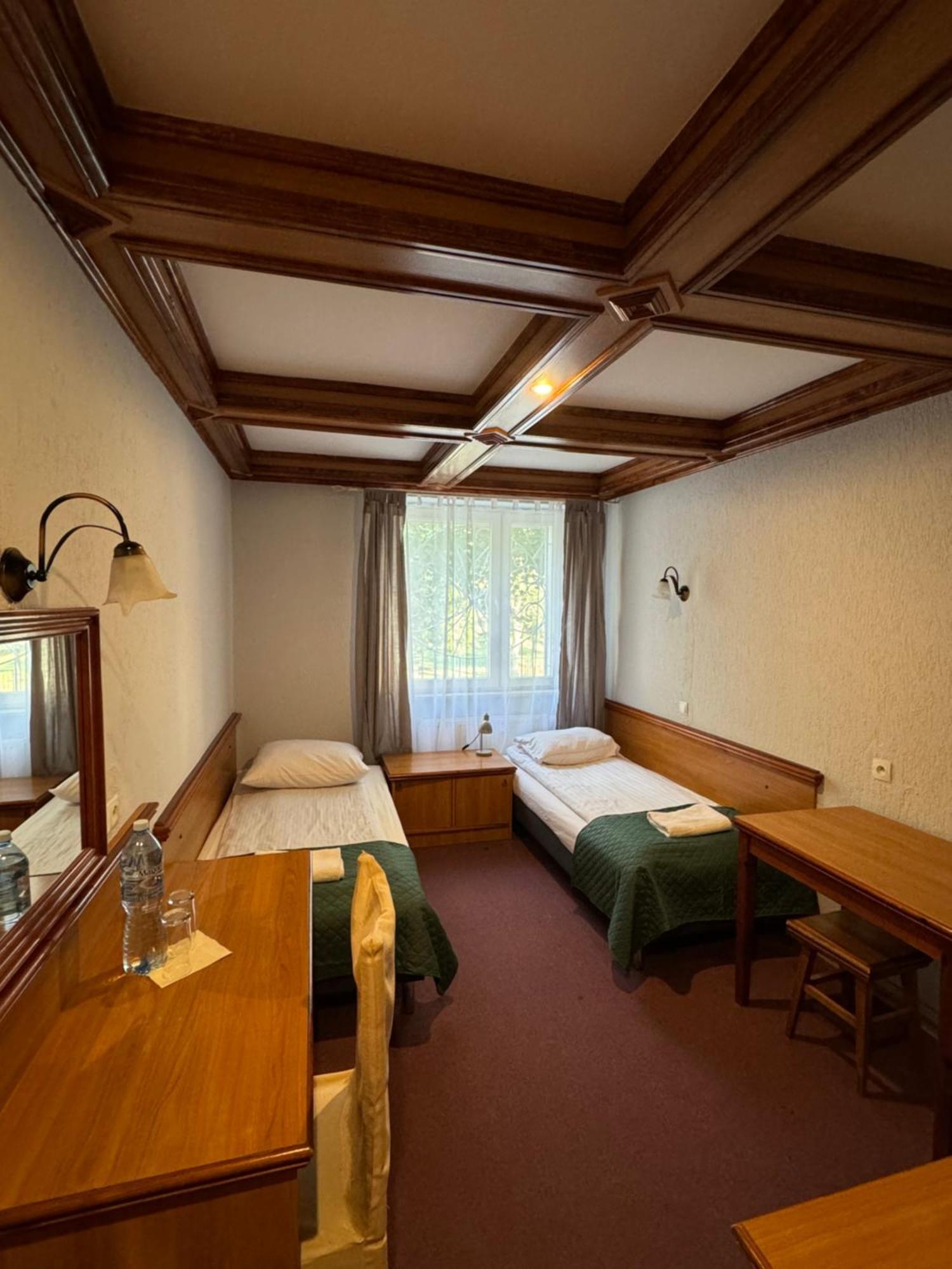 Hotel Victoria Любово Екстер'єр фото