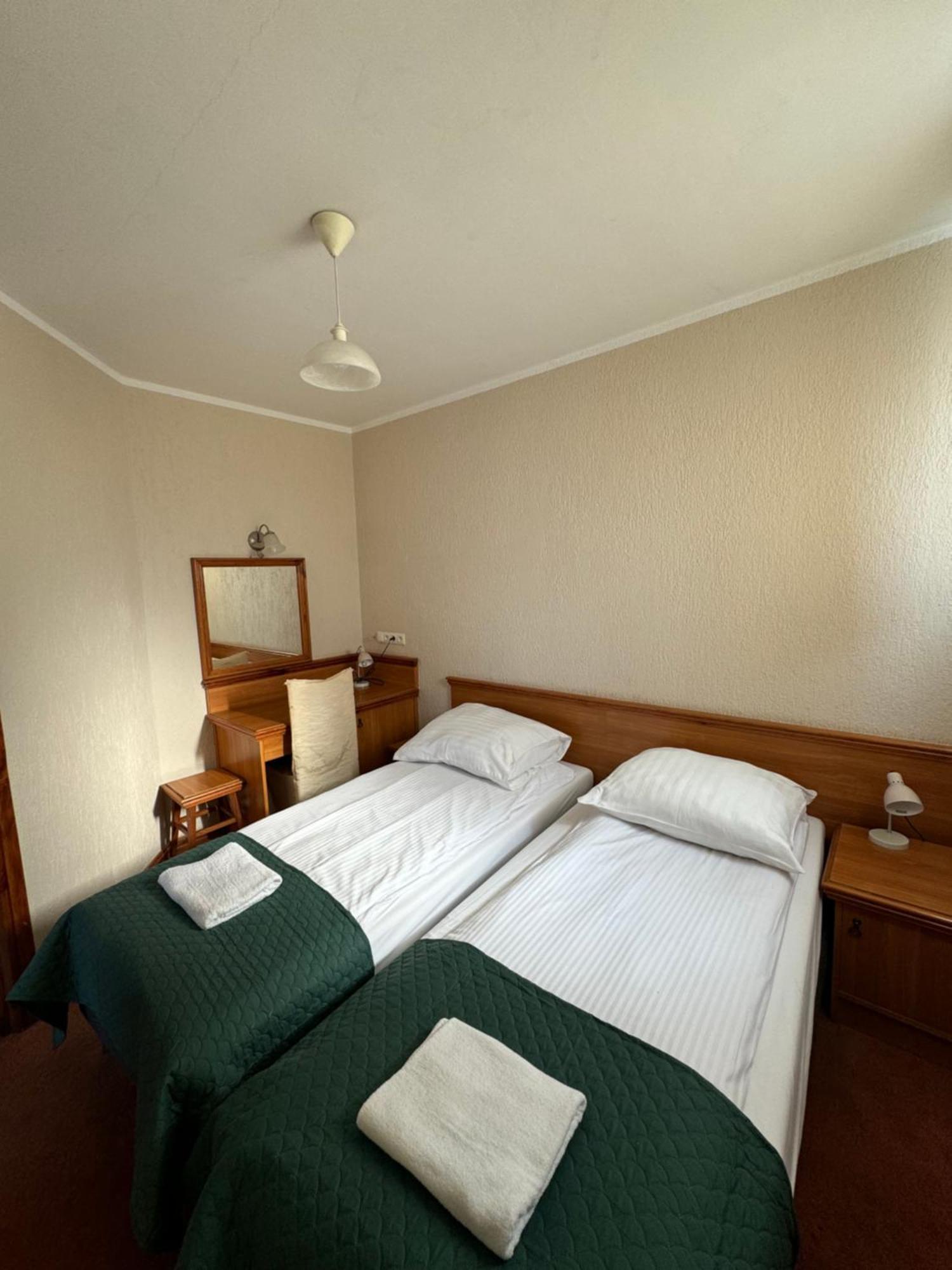 Hotel Victoria Любово Екстер'єр фото