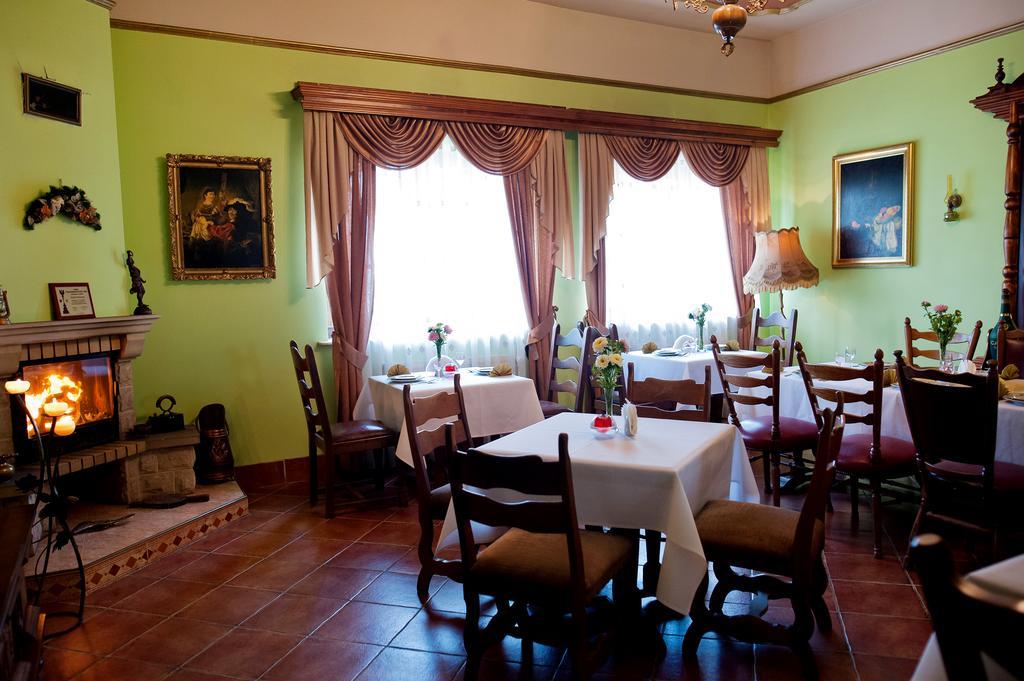 Hotel Victoria Любово Екстер'єр фото