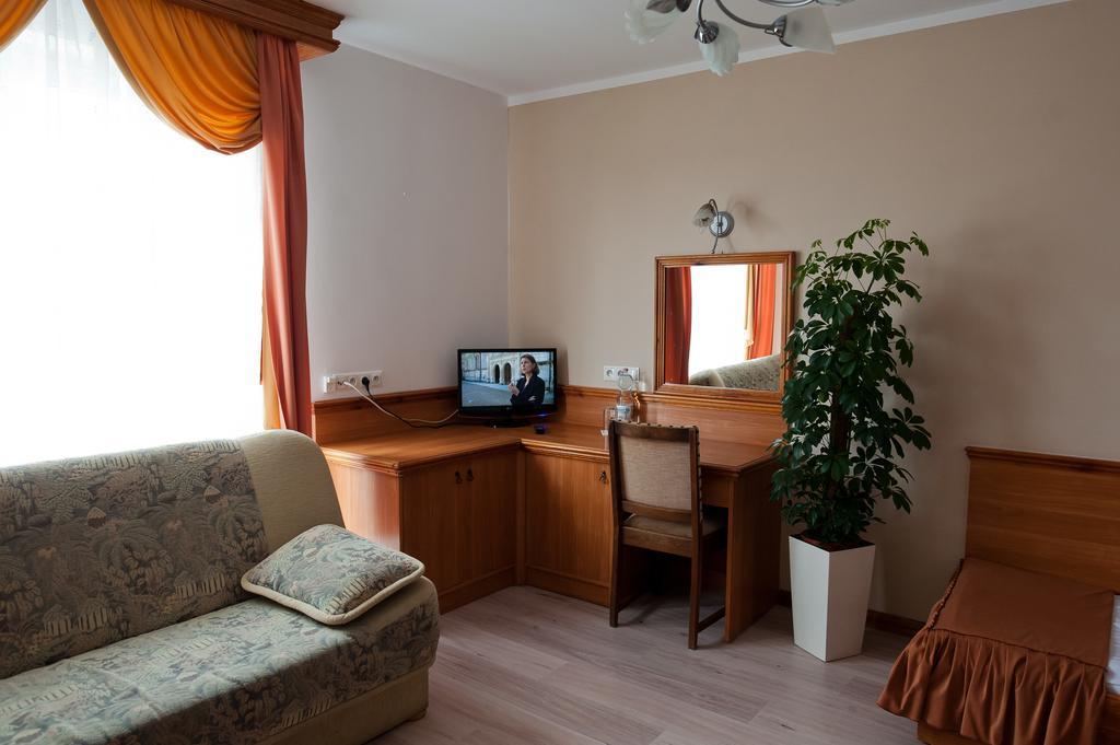 Hotel Victoria Любово Екстер'єр фото